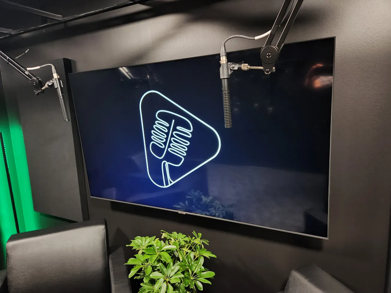 Studio Tips: Presenting Slides and Logos
