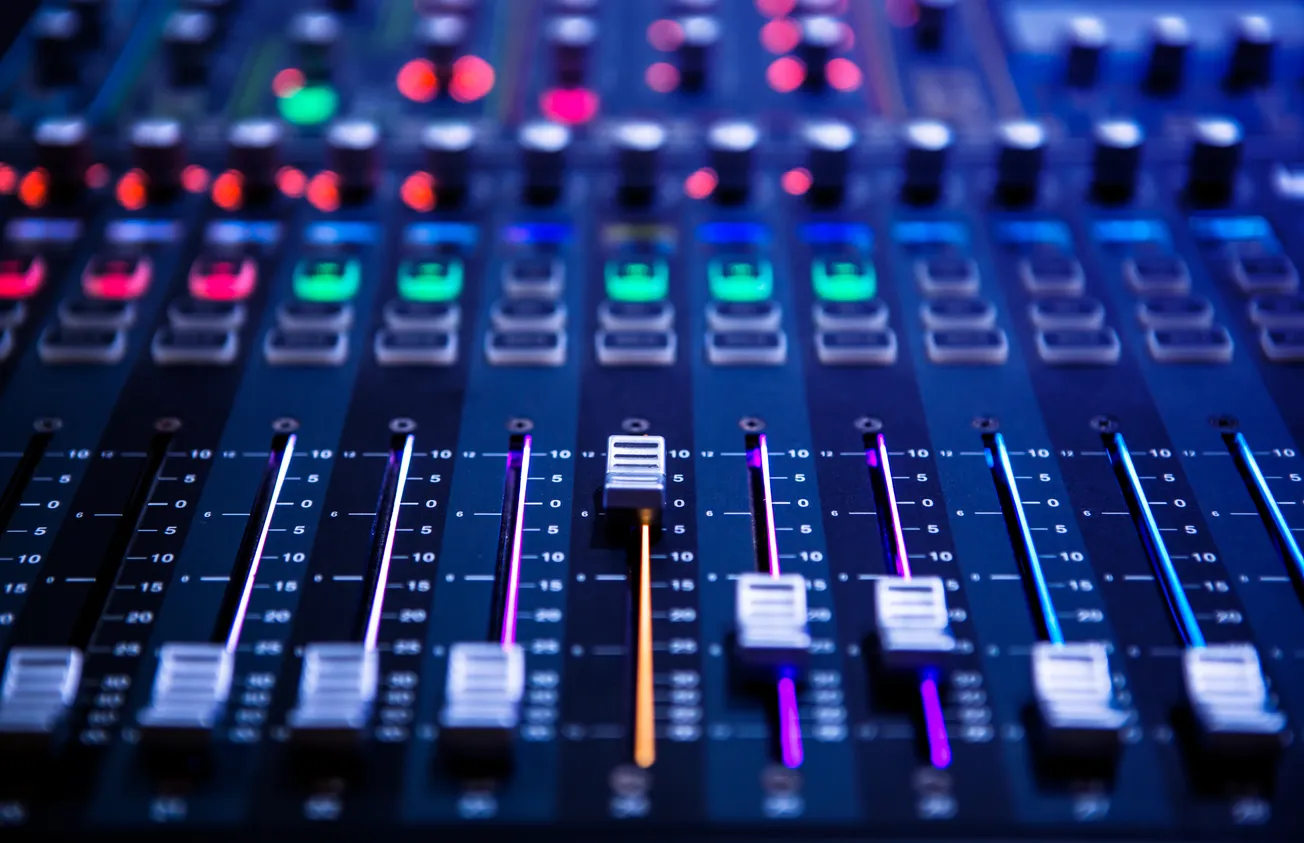 Mackie DLZ Creator vs Rodecaster Duo: Best Plug-and-Play Audio Mixers for Creators