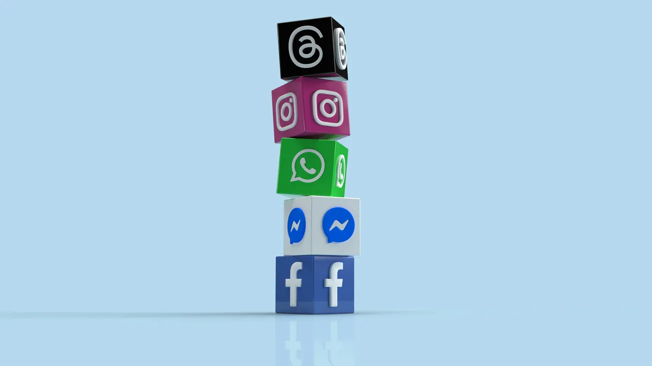 Stacked cubes display social media logos, including Threads, Instagram, WhatsApp, Messenger, and Facebook, against a pale blue background.